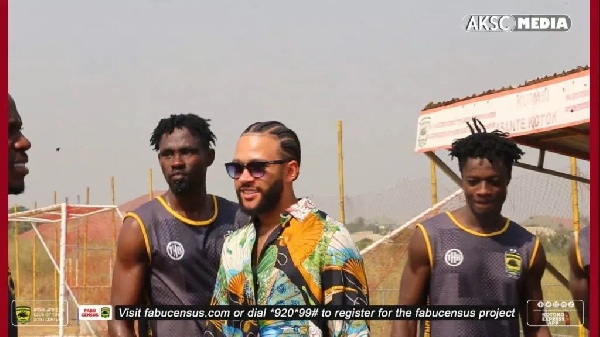 Memphis Depay visits Asante Kotoko training ground in Ghana during holidays