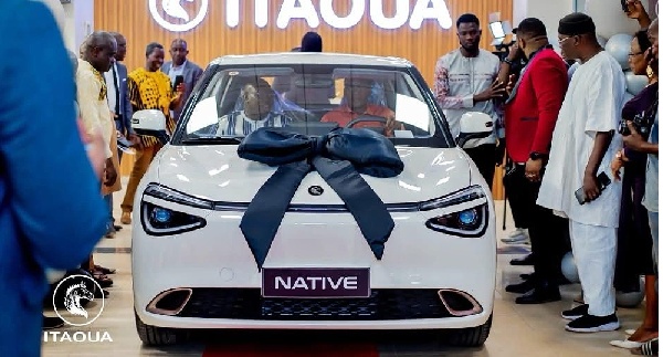The vehicle features a 30-minute charging time and a 330-kilometer range
