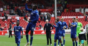 Everton’s late counter-attack goal lifted them to 14th place