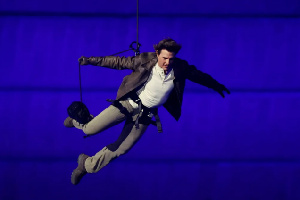 Cruise concluded his appearance by taking the Olympic flag and leaving on a motorbike.