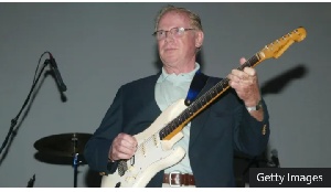 Session guitarist Vic Flick, known for playing the guitar riff in the James Bond theme tune, has die