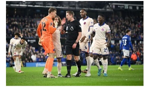 Chelsea players confronts Referee after controversial penalty