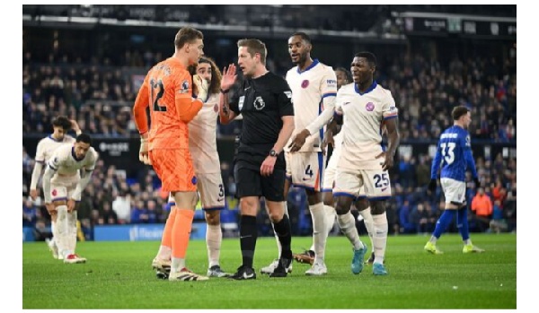 Chelsea players confronts Referee after controversial penalty