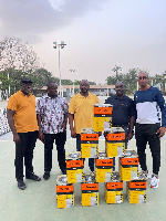 Officials of Suvinil Paints making the donation