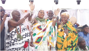 Naa Amorkor ShikaFutru I (middle)