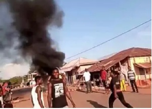 Aggrieved residents responded by blocking roads to the Immigration Service office