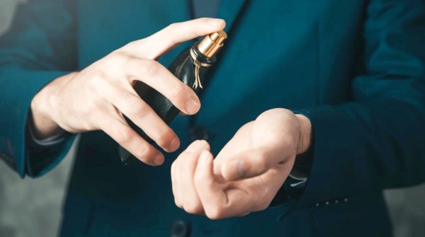 Appying fragrance