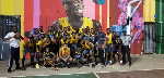 The players took a group photo before the game in front of Kobe's art
