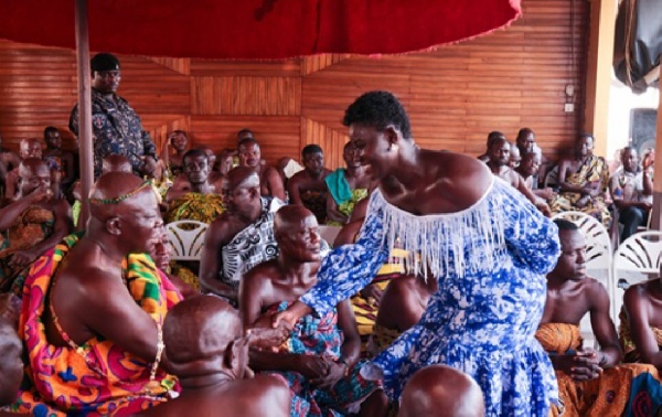 Afua Asantewaa in a hand shake with Otumfour