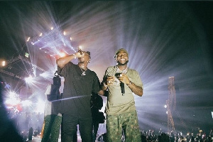 Stonebwoy performing with Davido at the Madison square garden