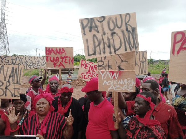 Irate protesters of Nima Mamobi residents and landowners of Akrade and Senchi