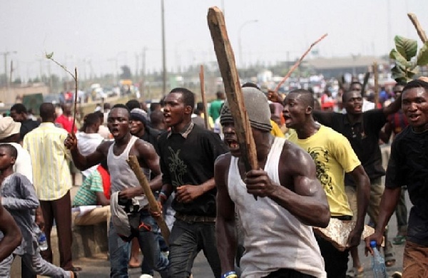 The two other suspects reportedly fled with the stolen phone