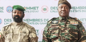 Mali's leader, Col Assimi Goïta (L) and his Nigerien counterpart Gen Abdourahamane Tiani (R)