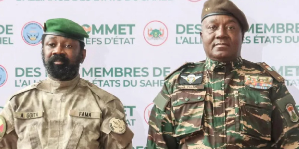 Mali's leader, Col Assimi Goïta (L) and his Nigerien counterpart Gen Abdourahamane Tiani (R)